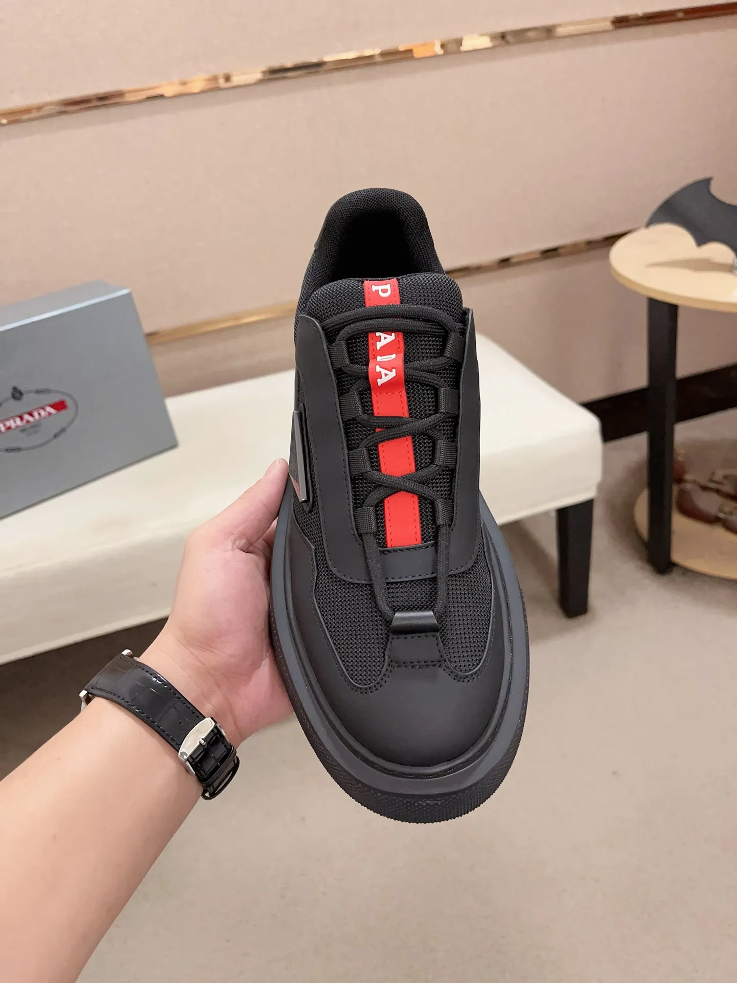 Men's shoes 💰 580💰 ✔️✔️✔️High-quality new PRADA counters are launched at the same time. The new men's shoes and 😘fabrics are selected from first-layer cowhide and are made by pure handicrafts. Lining: Full cowhide lining. 👍🏿 High-end ☄️ air-cushion molded anti-slip rubber outsole, exquisite lines, simple and elegant, comfortable and high-end for leisure travel. Code number: 38 to 44